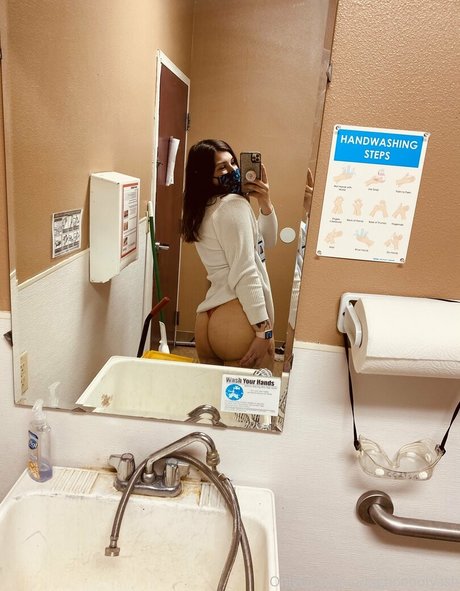 bigbooootyash model nude picture