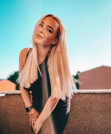 Sarah Neuhaus star hd photo