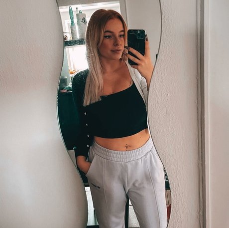 Sarah Neuhaus model art picture