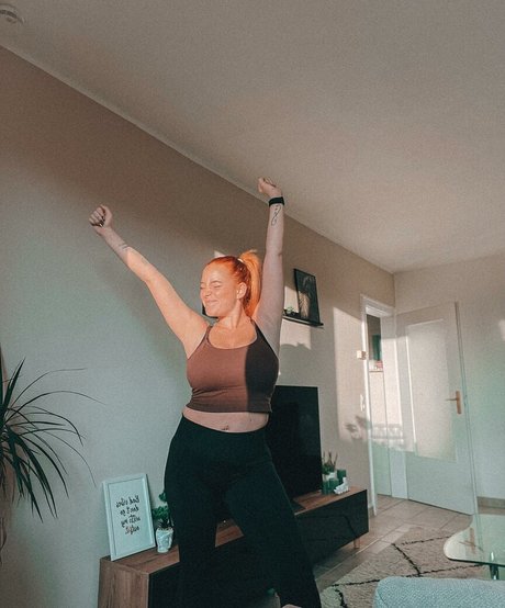 Sarah Neuhaus model exclusive pictures