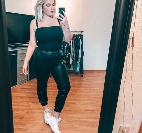 Sarah Neuhaus model nude pics