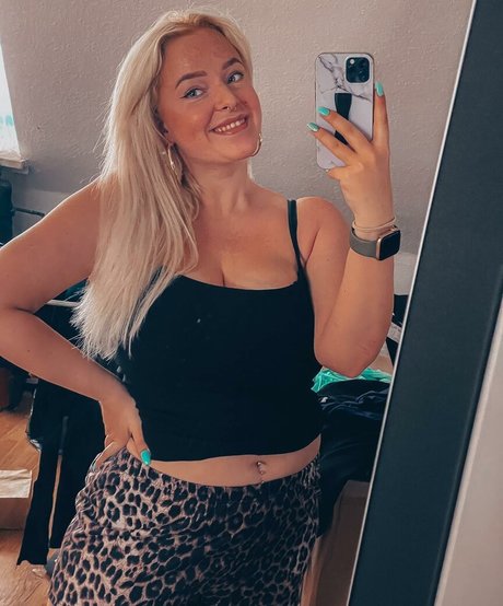 Sarah Neuhaus star pornographic image