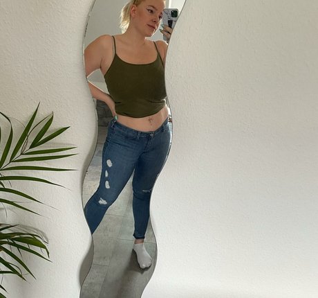 Sarah Neuhaus star pornographic image