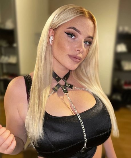 Sarah Neuhaus naked actress photos