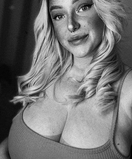 Sarah Neuhaus naked pornstar pics