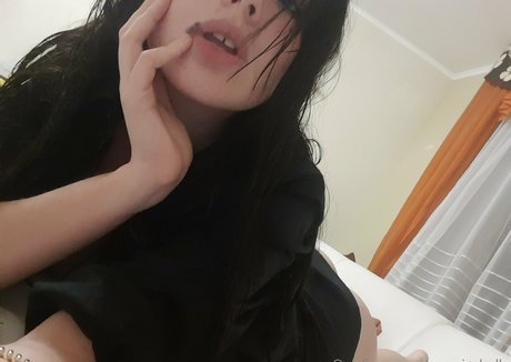 emy isabelle model image