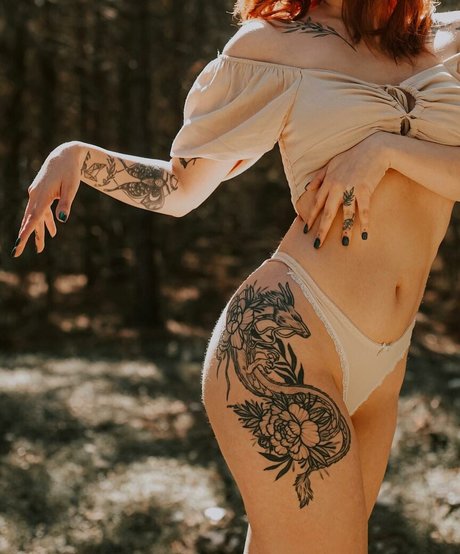 Spooky Foxx model art galleries