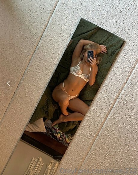 mae 222 naked pornstar image