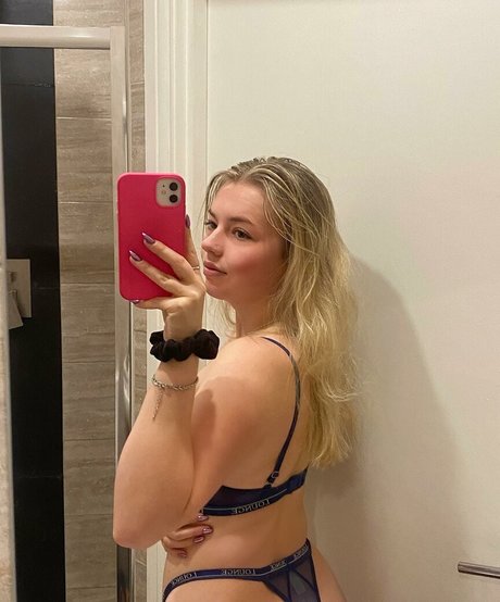 holliesworldd perfect pornstar img