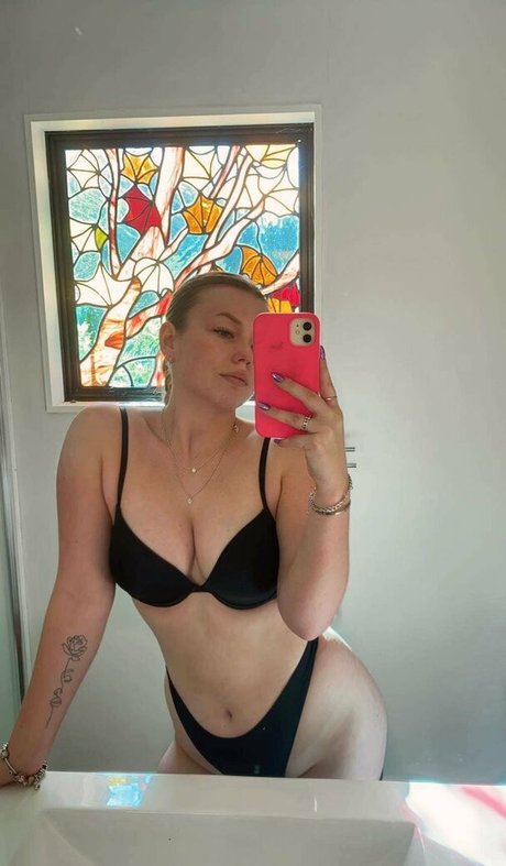 holliesworldd pornographic model image