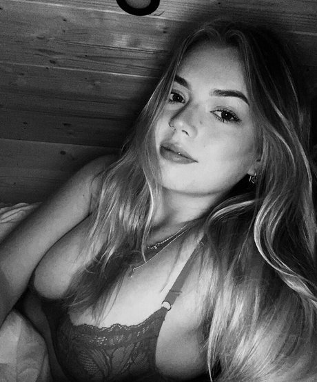 holliesworldd erotic star galleries