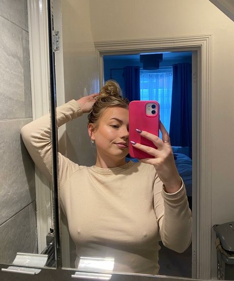 holliesworldd model erotic pics