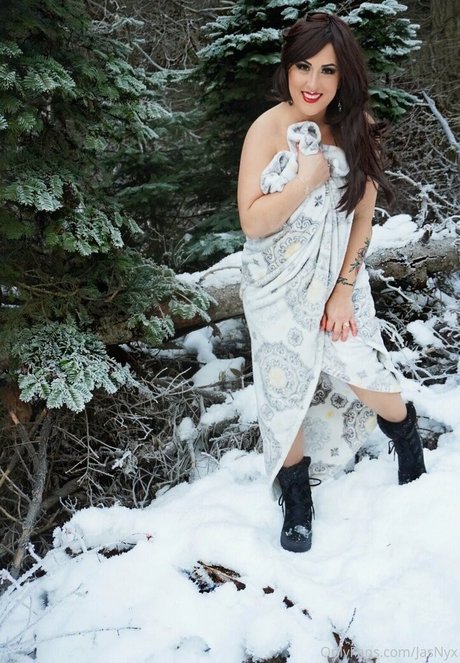 jasnyx hot model image