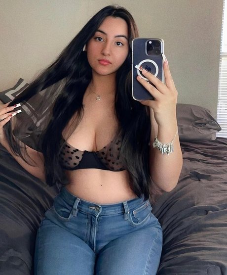 Anneiise naked model picture