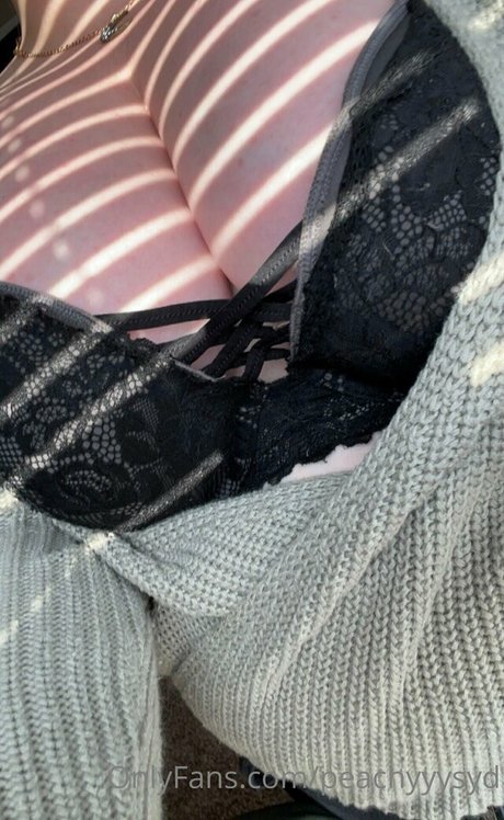 peachyyysyd pornstar top picture