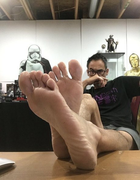 barefeeticus top model image