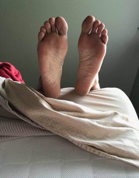 barefeeticus naked model picture