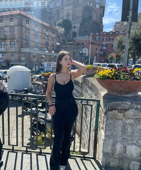 Rona Y sexy star img