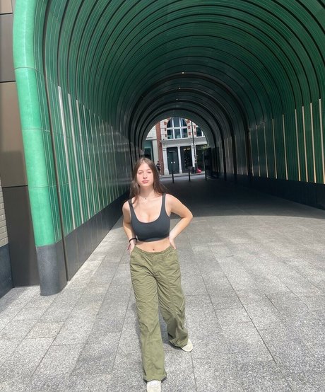 Rona Y model sex picture