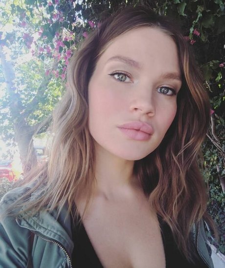 Tara Lynn beautiful actress image