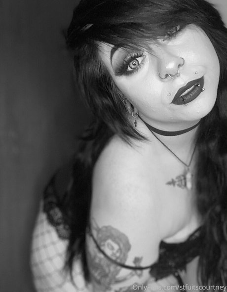 stfuitscourtney sexy star photo