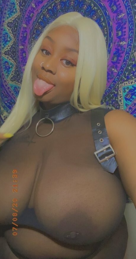 emithegoddess model pretty image