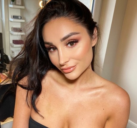 Coco Lodge pretty actress img