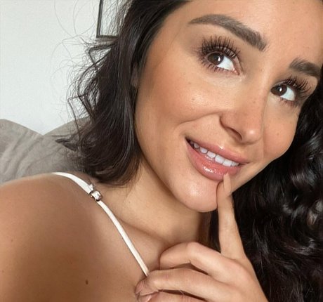 Coco Lodge exclusive actress pics