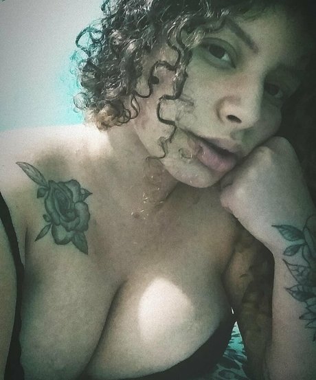 female influencer onlyfans exclusive photo