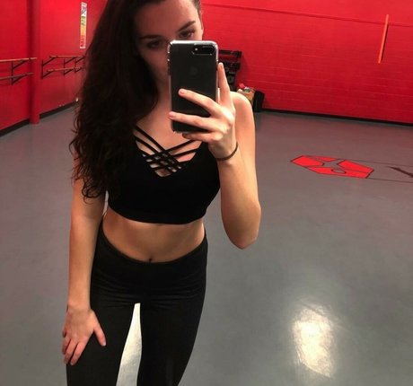 Hanna Zellers art model pics