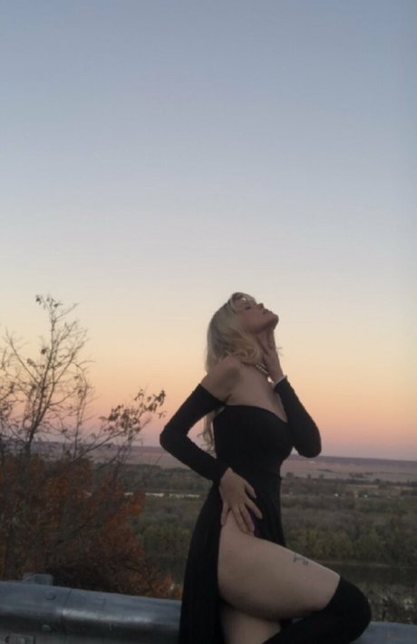 brittvnybitchh naked pornstar img