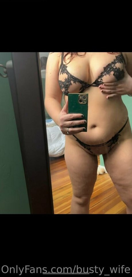 busty wife pretty actress pic