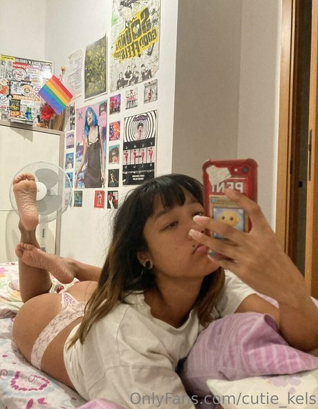 cutie kels naked actress gallery