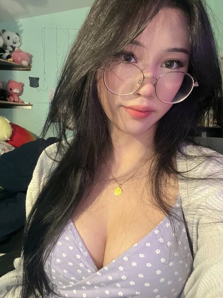 BasiilLeaf model perfect photos