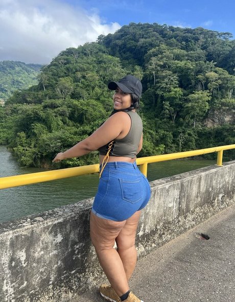 Boom Sar naked star img