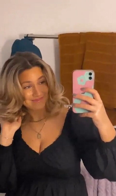 Ariel D art model photo