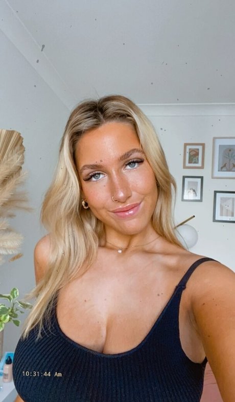 Ariel D hot star pics