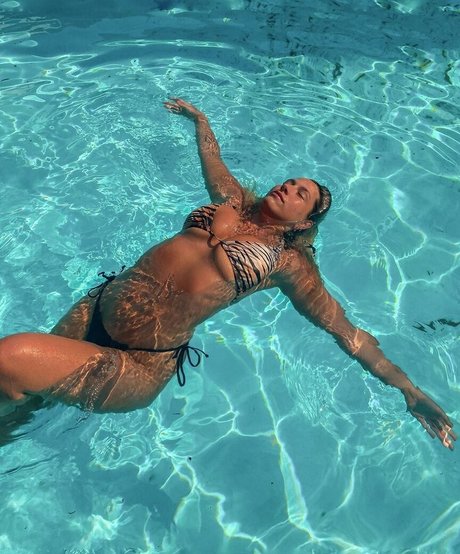 Ariel D naked pornstar img