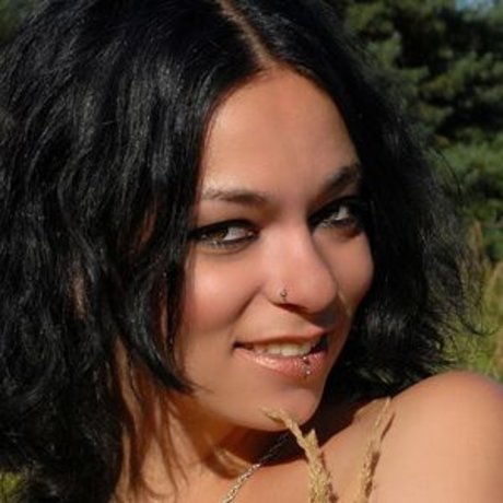 Alina Insania hot actress image