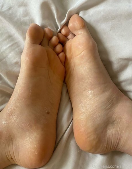 _angdje model art gallery