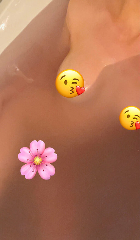 famous nude onlyfans top pic