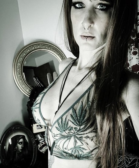 SilentMary naked star img