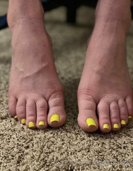 sweettoes4u nude pornstar image