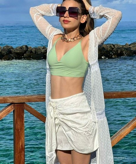 Heli Daruwala hot actress pic