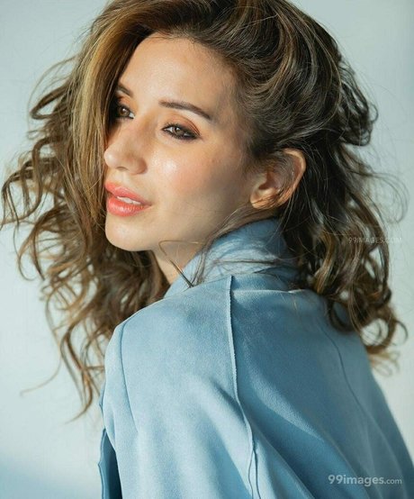 Heli Daruwala pornstar hd pics