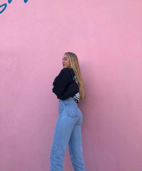 college girl onlyfans hot nude pictures