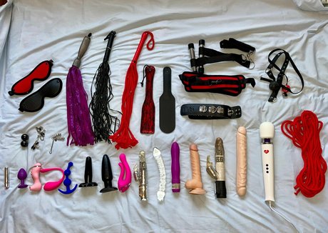 colourful cougar naked model photos