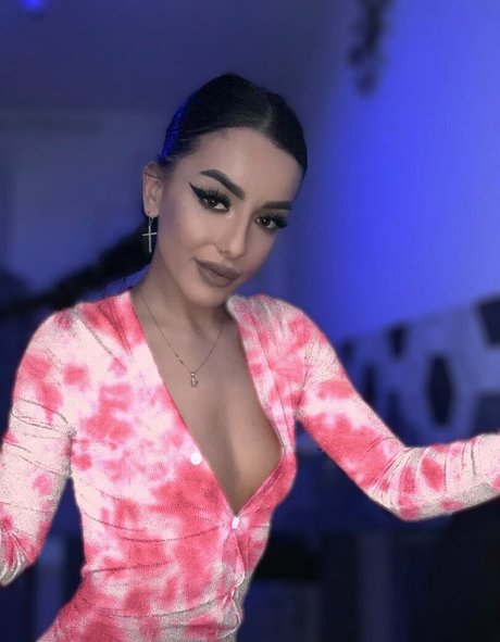 Medeea Larisa pretty model photos