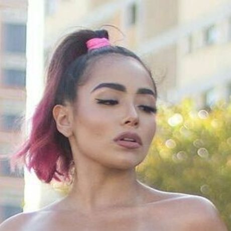 Dukka White hd model pic