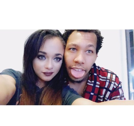 hollyhendrix_ model adult picture